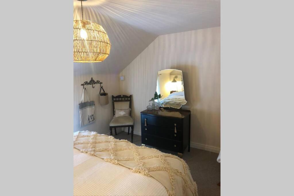 The Pink Cottage Upstairs Suite & Garden Summer Room Whitehead Экстерьер фото