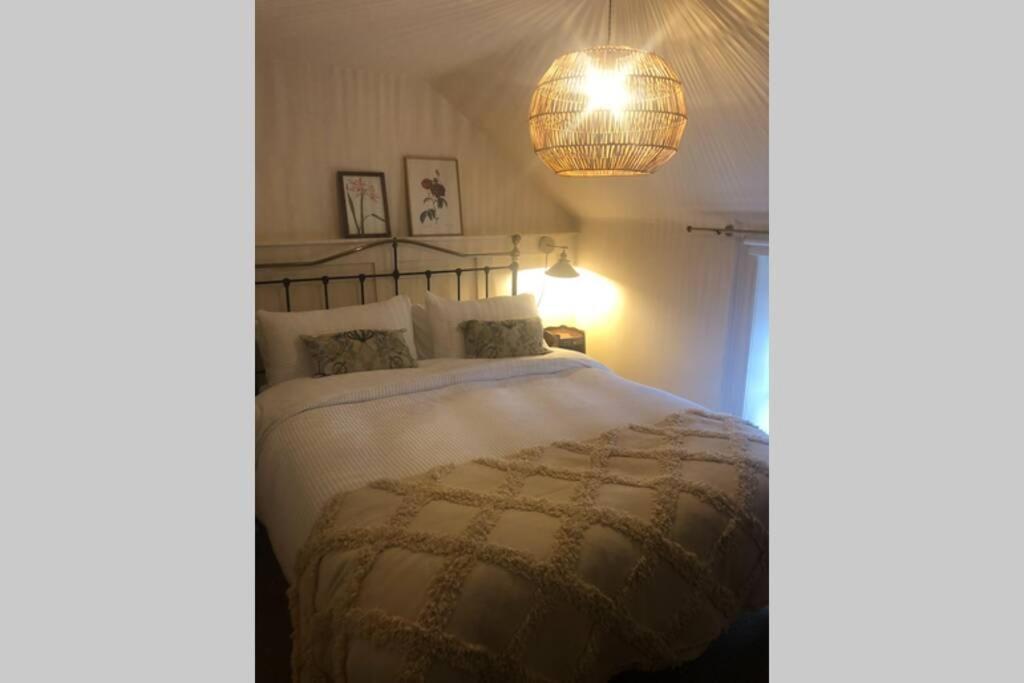 The Pink Cottage Upstairs Suite & Garden Summer Room Whitehead Экстерьер фото
