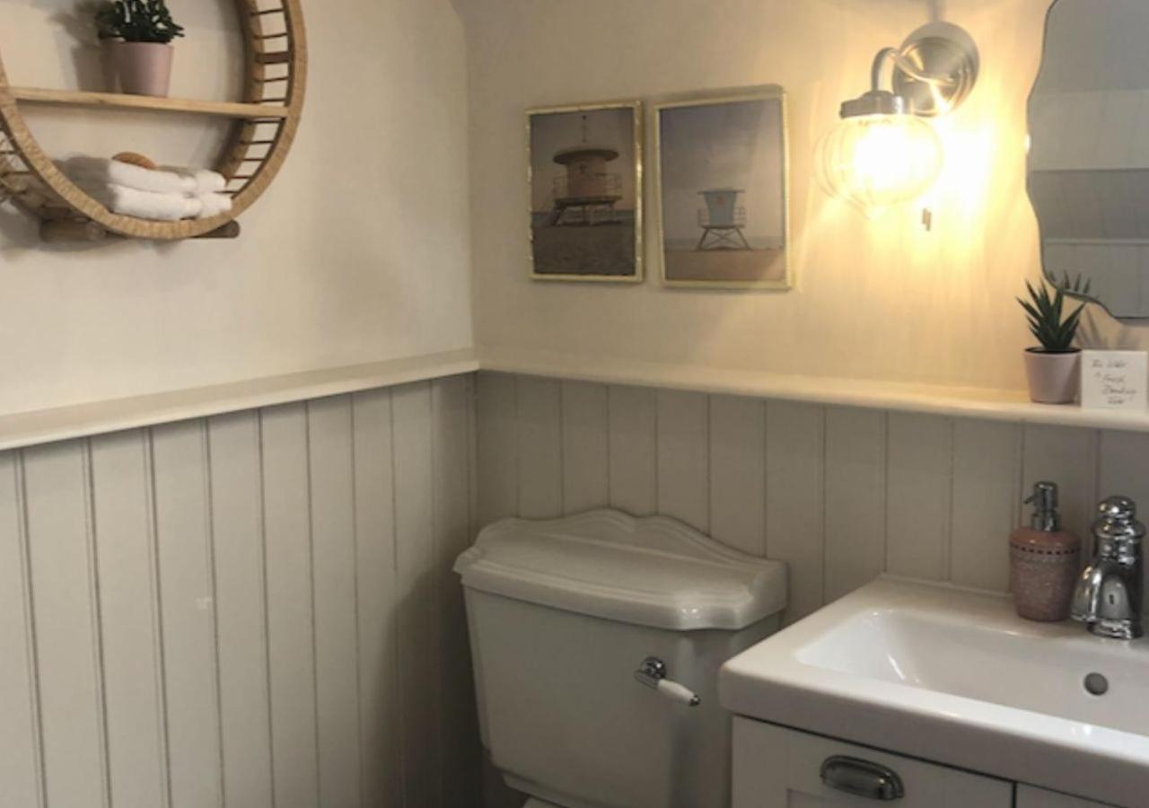 The Pink Cottage Upstairs Suite & Garden Summer Room Whitehead Экстерьер фото
