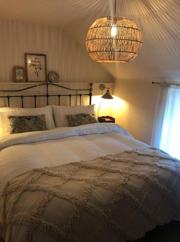 The Pink Cottage Upstairs Suite & Garden Summer Room Whitehead Экстерьер фото