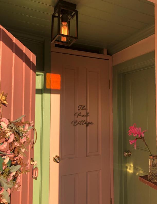 The Pink Cottage Upstairs Suite & Garden Summer Room Whitehead Экстерьер фото