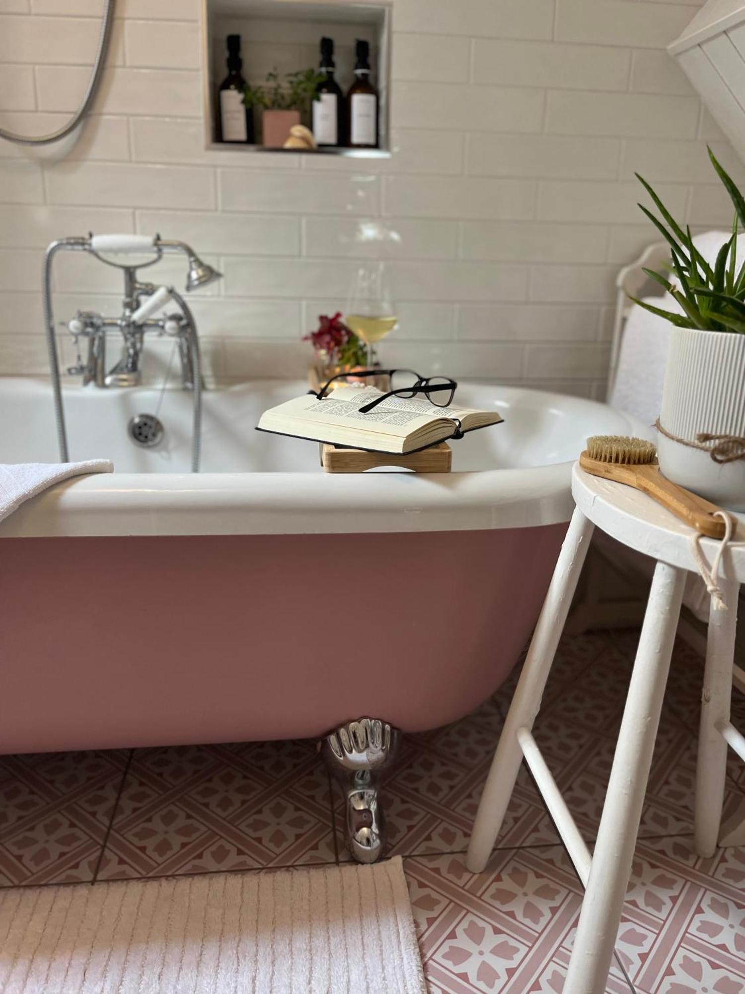 The Pink Cottage Upstairs Suite & Garden Summer Room Whitehead Экстерьер фото