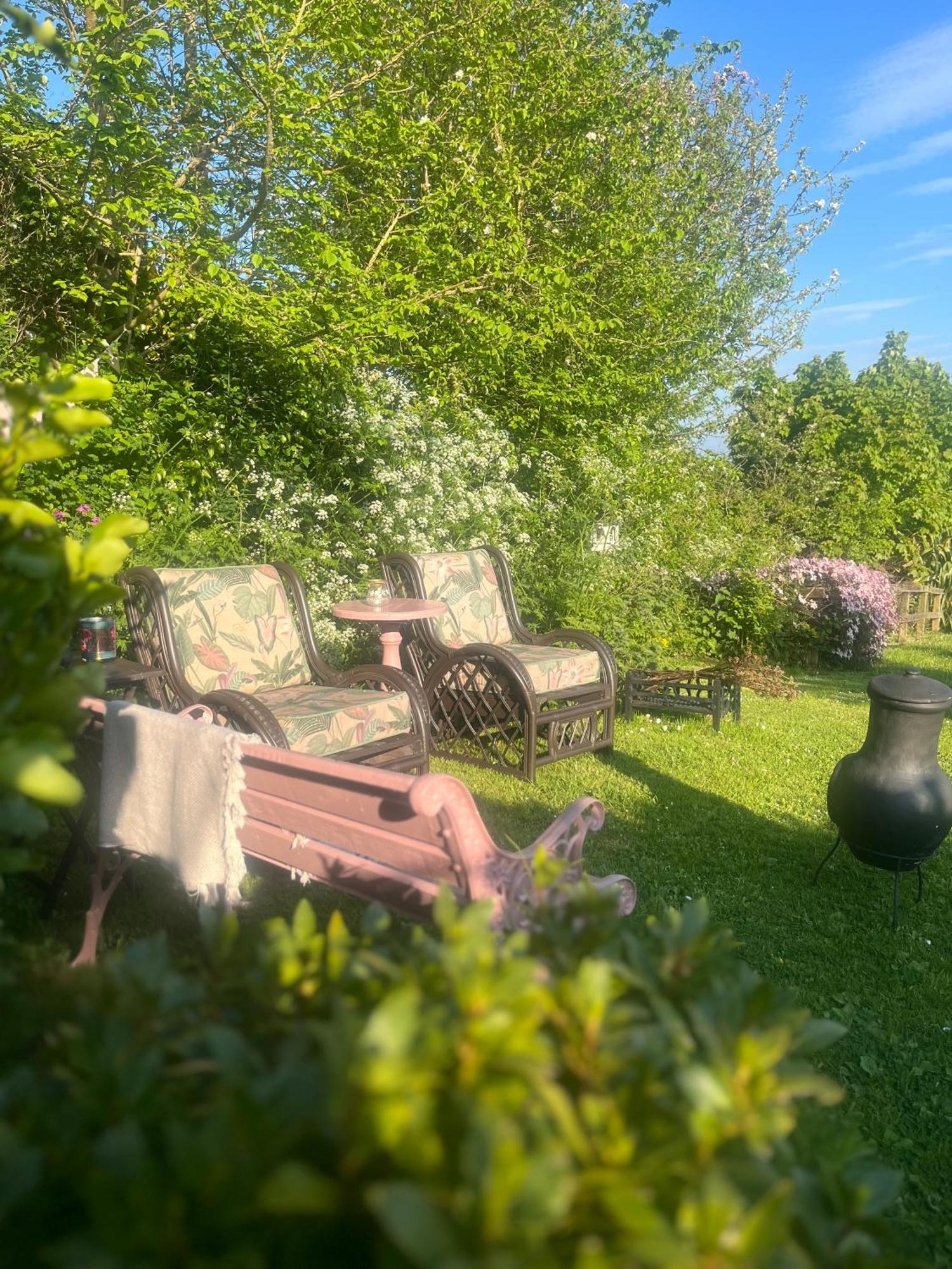 The Pink Cottage Upstairs Suite & Garden Summer Room Whitehead Экстерьер фото