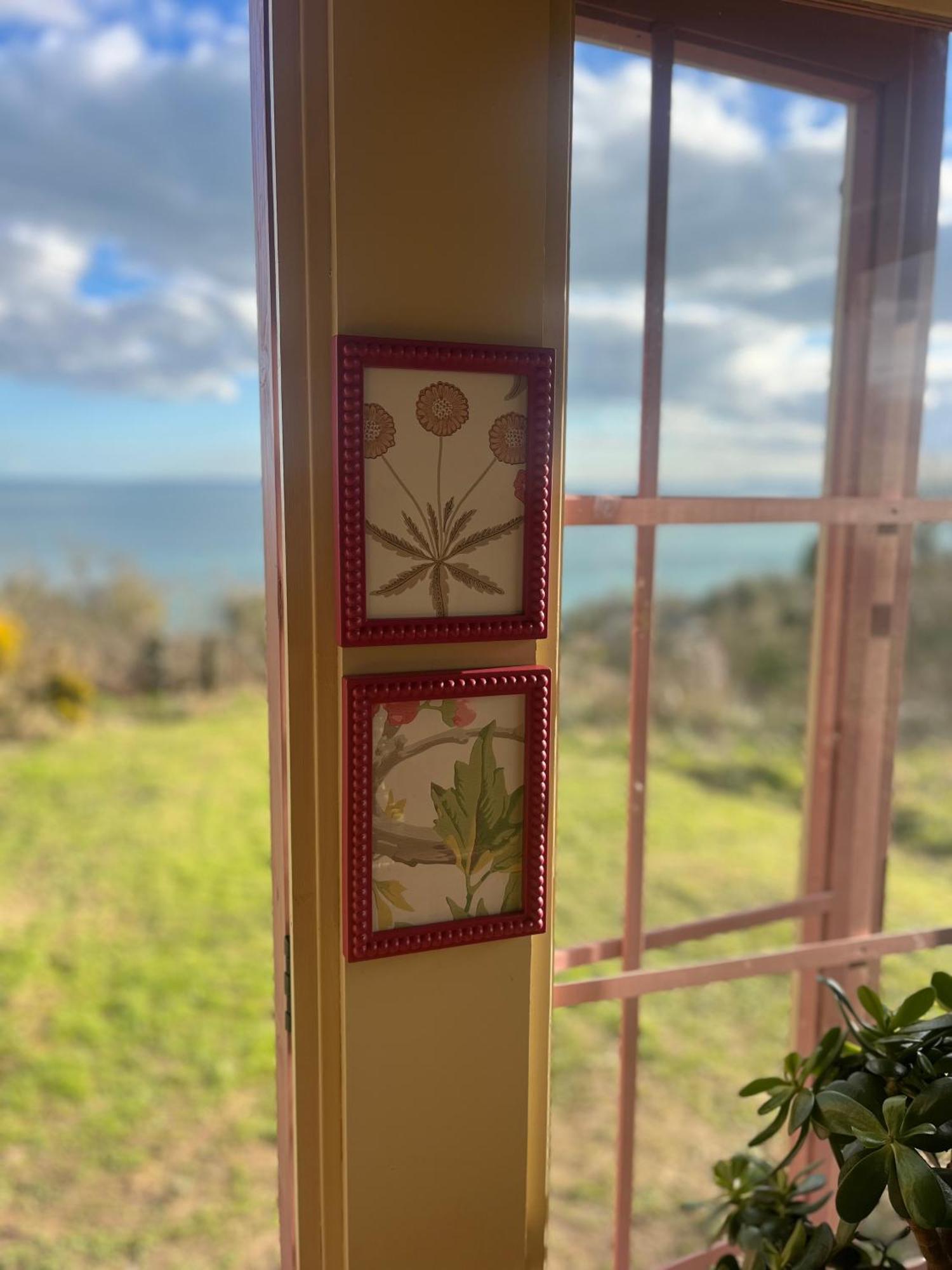 The Pink Cottage Upstairs Suite & Garden Summer Room Whitehead Экстерьер фото